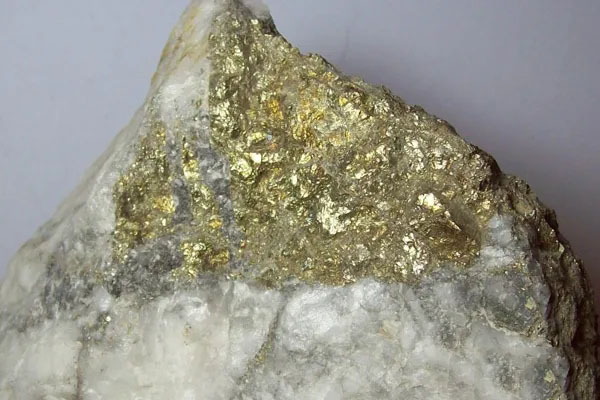 這種最像黃金的礦石看起來(lái)很漂亮，常被人誤認(rèn)成是金礦石
